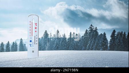 Termometro con meno temperature nella neve in inverno Foto Stock