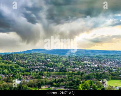 Suggestivi raggi di luce che si irradiano attraverso spettacolari formazioni rocciose, che si affaccia sul paesaggio del Surrey, preso da Box Hill Surrey England Foto Stock