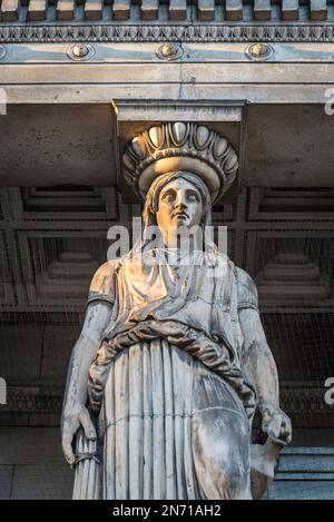 Caryatid alla chiesa di St Pancras, una chiesa di rinascita greca a St Pancras, costruita nel 1819-22 su disegno di William e Henry William Inwood, Londra, Engl Foto Stock