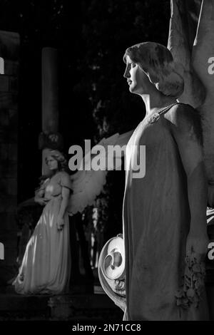 Scultura nel cimitero modernista di Montjuic a Barcellona Spagna Foto Stock