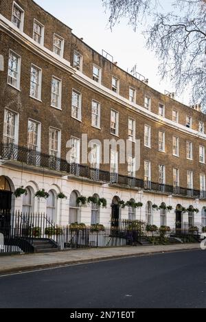 Cartwright Gardens, una strada a forma di mezzaluna a Bloomsbury, Londra, Inghilterra, Regno Unito Foto Stock