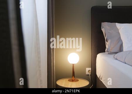 Piccola lampada da tavolo in camera da letto - lampade da comodino. Foto Stock