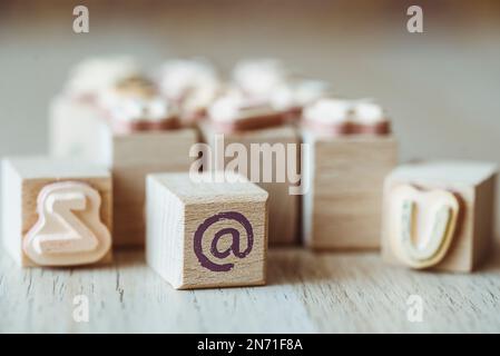 Primo piano di francobolli di legno con lettere maiuscole Foto Stock