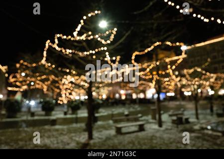 Inverno in Baviera, Burghausen, piazza vuota, decorazioni natalizie, luci delle fate, Neve, stagione dell'Avvento, Foto Stock