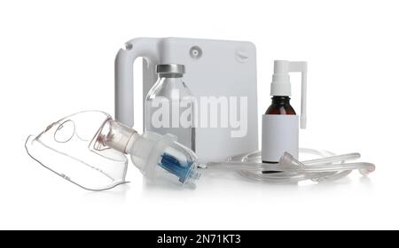 Nebulizzatore moderno con maschera facciale e farmaci su sfondo bianco. Apparecchiature per inalazione Foto Stock