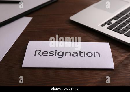 Lettera di dimissioni su tavolo di legno in ufficio Foto Stock