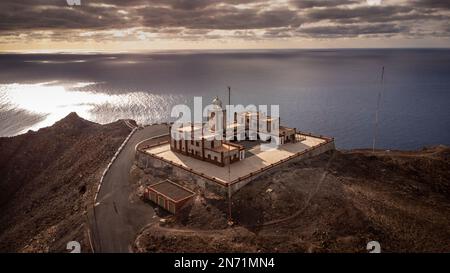 Ciclista stradale su stretta strada costiera con ripide curve al faro di Entallada (Faro de la Entallada) a Capo Entallada Foto Stock