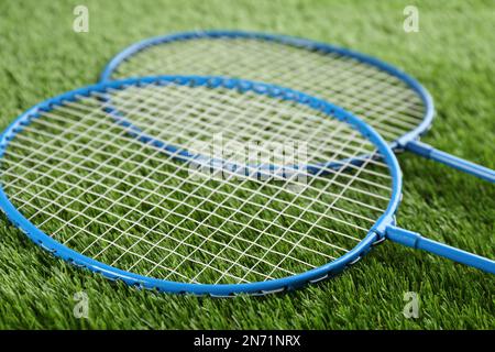 Racchette di badminton su erba verde all'aperto, primo piano Foto Stock
