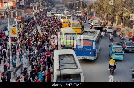 Kathmandu, Bagmati, Nepal. 10th Feb, 2023. Una folla di persone si è riunita per ottenere veicoli pubblici a Kathmandu, Nepal il 10 febbraio 2023. (Credit Image: © Sunil Sharma/ZUMA Press Wire) SOLO PER USO EDITORIALE! Non per USO commerciale! Foto Stock