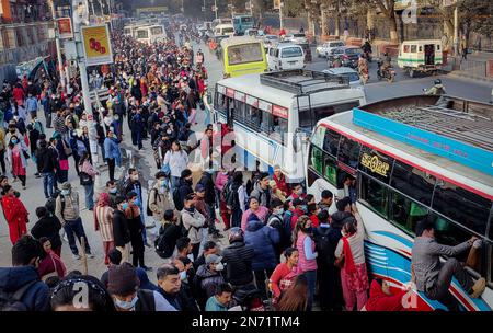Kathmandu, Bagmati, Nepal. 10th Feb, 2023. Una folla di persone si è riunita per ottenere veicoli pubblici a Kathmandu, Nepal il 10 febbraio 2023. (Credit Image: © Sunil Sharma/ZUMA Press Wire) SOLO PER USO EDITORIALE! Non per USO commerciale! Foto Stock