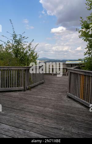 Piattaforma di osservazione Grabfeldblick al Sambachssteige vicino ad Althausen, Parco Naturale Haßberge, Contea di Rhön-Grabfeld, bassa Franconia, Franconia, Baviera, Germania Foto Stock