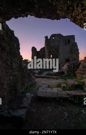 Atmosfera serale al castello rovina Homburg e la riserva naturale rovina Homburg, bassa Franconia, Franconia, Baviera, Germania Foto Stock