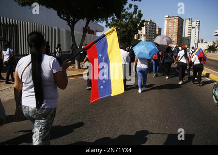 Maracaibo, Venezuela. 9th Feb, 2023. Gli insegnanti si uniscono ad amarch per chiedere salari decenti questo giovedì ha generato un nuovo giorno di protesta per chiedere al governo bolivariano del presidente NicolÃ¡s Maduro, richiede migliori condizioni di lavoro e un aumento salariale. Il 9 febbraio 2023 a Maracaibo, Venezuela. (Credit Image: © Humberto Matheus/eyepix via ZUMA Press Wire) SOLO PER USO EDITORIALE! Non per USO commerciale! Foto Stock