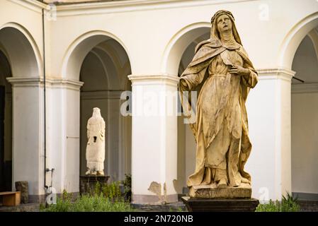 Chiostro della chiesa gotica cattolica di San Domenico maggiore nel centro di Napoli Foto Stock