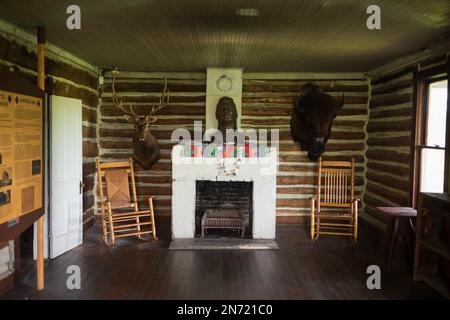 Pryor, MT, USA, 24 giugno 2022: Chief Plenty Cups state Park, ex sede dell'ultimo Crow Chief, è una destinazione di viaggio vicino a Billings. Un busto di Capo Foto Stock