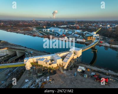 Paesaggio invernale, nuova costruzione di ponti, salto sopra l'Emscher, EMSCHERLAND, Renaturalized Emscher, ricostruzione Emscher, Castrop-Rauxel, Nord DX Foto Stock