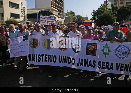 Maracaibo, Venezuela. 9th Feb, 2023. Gli insegnanti si uniscono ad amarch per chiedere salari decenti questo giovedì ha generato un nuovo giorno di protesta per chiedere al governo bolivariano del presidente NicolÃ¡s Maduro, richiede migliori condizioni di lavoro e un aumento salariale. Il 9 febbraio 2023 a Maracaibo, Venezuela. (Credit Image: © Humberto Matheus/eyepix via ZUMA Press Wire) SOLO PER USO EDITORIALE! Non per USO commerciale! Foto Stock