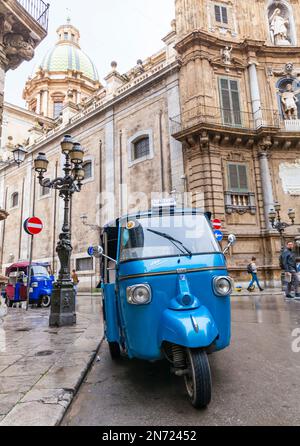 L'ape Taxi si trova in Piazza Vigliena, chiamata anche quattro Canti di Città, Palermo, Sicilia, Italia. Foto Stock