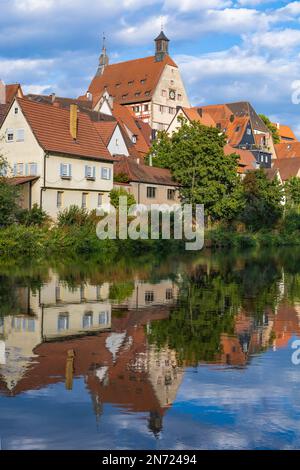 Il centro storico di Besigheim e il municipio si riflettono nelle acque del fiume Enz Foto Stock