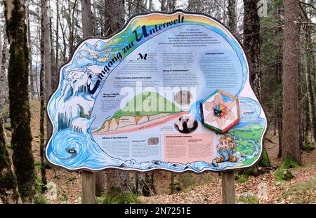 Bacheca con informazioni sulla natura e Leutascher Geisterklamm Foto Stock