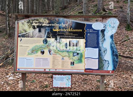 Bacheca con informazioni sulla natura e Leutascher Geisterklamm Foto Stock