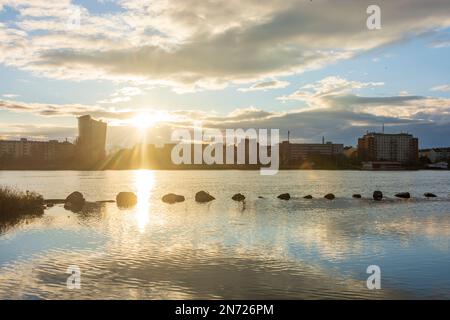 Vienna, fiume Donau (Danubio), sede della OMV nel 02. Leopoldstadt, Vienna, Austria Foto Stock