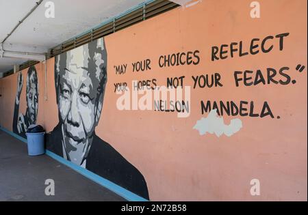 KENYA, Nairobi , Eastleigh, centro della comunità, Nelson Mandela citazione: Che le vostre scelte riflettano le vostre speranze, non le vostre paure! Foto Stock