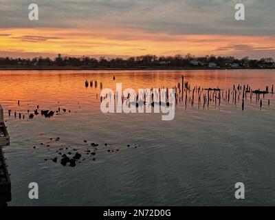 Colorato e suggestivo tramonto a Keyport Harbor, New Jersey, con il sole che tramonta dietro alcune nuvole di stato -24 Foto Stock