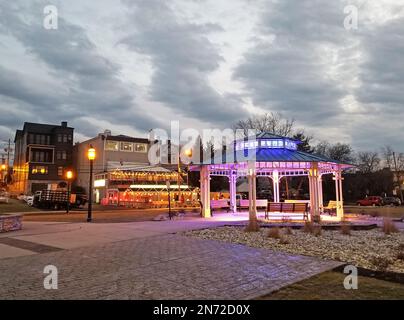 Gazebo illuminato al Keyport Waterfront Park, New Jersey, in una nuvolosa serata invernale -02 Foto Stock