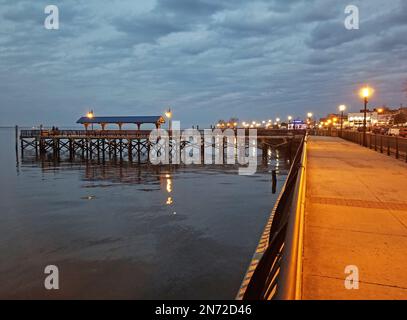 Un paio di pescatori soliti che si godono una serata invernale di pesca su un molo altrimenti vuoto a Keyport, New Jersey -04 Foto Stock