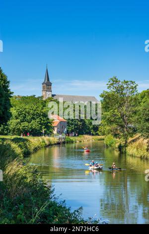 Grossliederstroff (Großblittersdorf), Canal des houillères de la Sarre (canale delle miniere di carbone di Saar), paddler, chiesa Grossliederstroff (Großblittersdorf) in Lorena (Lothringen), Mosella (Mosella), Francia Foto Stock