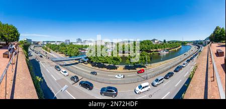 Saarbrücken, fiume Saar, superstrada Stadtautobahn, centro della città di Saarland, Germania Foto Stock