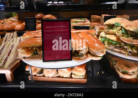 Le sale da pranzo Harrods servono delizie culinarie da tutto il mondo preparate ogni giorno al momento. I piatti che vedete nel fresco mercato Hall sono tutti realizzati in-house dal team di 150 chef. Sotto la guida del capo chef esecutivo Andy Cook e del capo chef senior Andy Ward (le cui carriere hanno incluso stints con Gordon Ramsey e Marcus Waering, rispettivamente), le cucine in loco offrono tutto, dai migliori panini con salsiccia al manzo Wellington, il tutto realizzato con ingredienti delle sale da cucina. Foto Stock