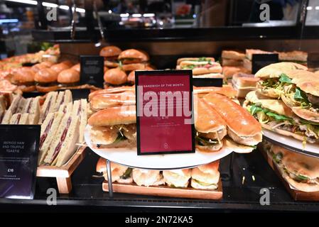 Le sale da pranzo Harrods servono delizie culinarie da tutto il mondo preparate ogni giorno al momento. I piatti che vedete nel fresco mercato Hall sono tutti realizzati in-house dal team di 150 chef. Sotto la guida del capo chef esecutivo Andy Cook e del capo chef senior Andy Ward (le cui carriere hanno incluso stints con Gordon Ramsey e Marcus Waering, rispettivamente), le cucine in loco offrono tutto, dai migliori panini con salsiccia al manzo Wellington, il tutto realizzato con ingredienti delle sale da cucina. Foto Stock