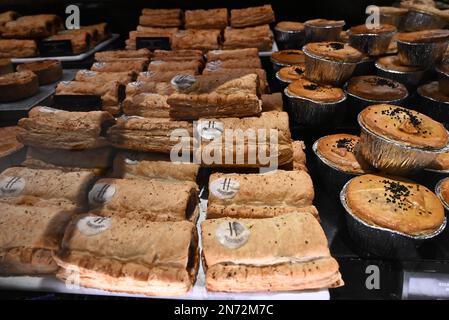 Le sale da pranzo Harrods servono delizie culinarie da tutto il mondo preparate ogni giorno al momento. I piatti che vedete nel fresco mercato Hall sono tutti realizzati in-house dal team di 150 chef. Sotto la guida del capo chef esecutivo Andy Cook e del capo chef senior Andy Ward (le cui carriere hanno incluso stints con Gordon Ramsey e Marcus Waering, rispettivamente), le cucine in loco offrono tutto, dai migliori panini con salsiccia al manzo Wellington, il tutto realizzato con ingredienti delle sale da cucina. Foto Stock