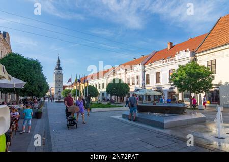 Trnava (Tyrnau), zona pedonale strada Hlavna, Municipio torre in Slovacchia Foto Stock