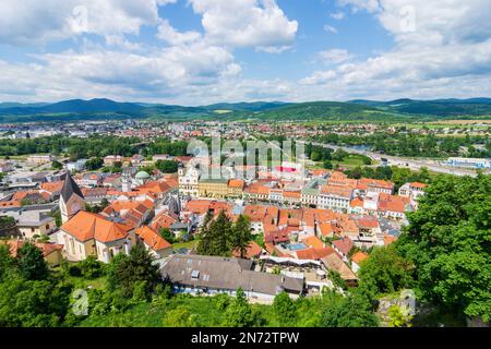 Trencin (Trentschin), Trencin Città Vecchia dal castello in Slovacchia Foto Stock