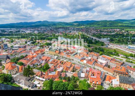 Trencin (Trentschin), Trencin Città Vecchia dal castello in Slovacchia Foto Stock