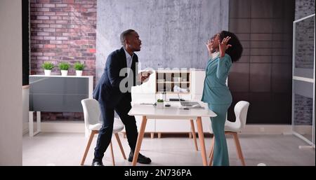 Gente arrabbiata di affari che grida a vicenda Foto Stock