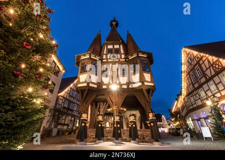 Michelstadt, Assia, Germania. Lo storico municipio di Michelstadt a Natale. Foto Stock