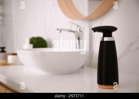 Moderno dispenser automatico di sapone sul piano del bagno. Spazio per il  testo Foto stock - Alamy