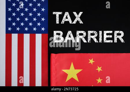 Frase BARRIERA FISCALE, bandiere USA e Cina su sfondo nero, piatto Foto Stock