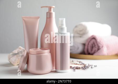 Set di prodotti cosmetici per la cura dei capelli su tavolo bianco. Spazio per il testo Foto Stock