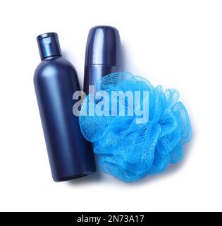 Shampoo, deodorante a rullo e bast wisp isolato su bianco, vista dall'alto. Cosmetici per uomo Foto Stock