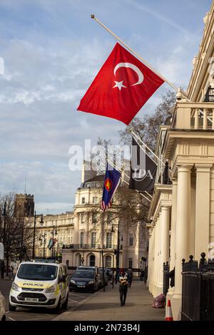 Londra, Regno Unito – 10 febbraio 2023: Il mezzo albero della bandiera turca presso l’Ambasciata turca a Belgrave Square. Molte bandiere diverse stanno volando in alto sui quattro lati di Belgrave Square: La bandiera turca è stata issata a mezza asta. Il 6th febbraio 2023, un terremoto con molteplici scosse di assestamento ha colpito la Turchia meridionale e centrale, e la Siria settentrionale e occidentale. Erdogan ha dichiarato un lutto nazionale di sette giorni in Turchia per i quakes mortali. Finora sono morte più di 23.000 persone sia in Turchia che in Siria. Credit: Sinai Noor/Alamy Live News Foto Stock