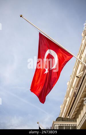 Londra, Regno Unito – 10 febbraio 2023: Il mezzo albero della bandiera turca presso l’Ambasciata turca a Belgrave Square. Molte bandiere diverse stanno volando in alto sui quattro lati di Belgrave Square: La bandiera turca è stata issata a mezza asta. Il 6th febbraio 2023, un terremoto con molteplici scosse di assestamento ha colpito la Turchia meridionale e centrale, e la Siria settentrionale e occidentale. Erdogan ha dichiarato un lutto nazionale di sette giorni in Turchia per i quakes mortali. Finora sono morte più di 23.000 persone sia in Turchia che in Siria. Credit: Sinai Noor/Alamy Live News Foto Stock