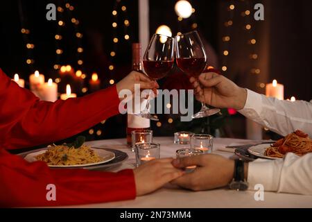 Coppia di bicchieri whisky per cena romantica