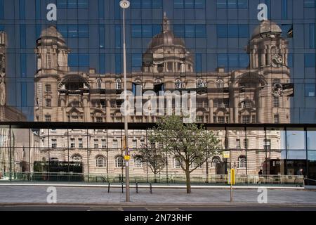 Riflessioni sull'edificio nell'area del Liverpool Dock Foto Stock