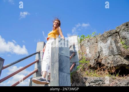 Giovane signora al punto di vista di Maconde. Famosa curva stradale nel sud dell'isola di Mauritius, Africa Foto Stock