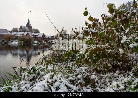 Impressione invernale, lago della scuola di Möllner e chiesa Nikolai Foto Stock